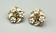 Load image into Gallery viewer, Vintage Jewelcraft Beaded Floral Cluster clip on earrings