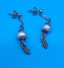 Load image into Gallery viewer, Vintage Pearl drop Earrings