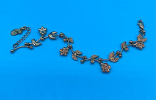 Load image into Gallery viewer, Vintage Daisy Flower Gold Tone Bracelet