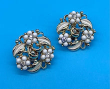 Load image into Gallery viewer, Vintage Jewelcraft Beaded Floral Cluster clip on earrings