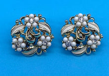Load image into Gallery viewer, Vintage Jewelcraft Beaded Floral Cluster clip on earrings