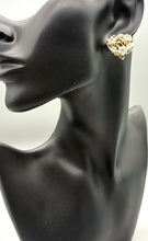 Load image into Gallery viewer, Vintage Jewelcraft Beaded Floral Cluster clip on earrings
