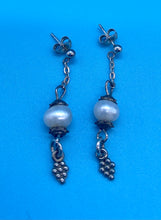 Load image into Gallery viewer, Vintage Pearl drop Earrings
