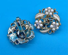 Load image into Gallery viewer, Vintage Jewelcraft Beaded Floral Cluster clip on earrings
